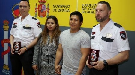 Reconocen la actuacion de los dos vigilantes de seguridad de Carrefour que le salvaron la vida a un bebé