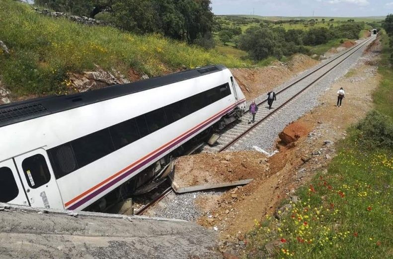 El descarrilamiento de un tren provoca el corte de la línea Huelva-Zafra