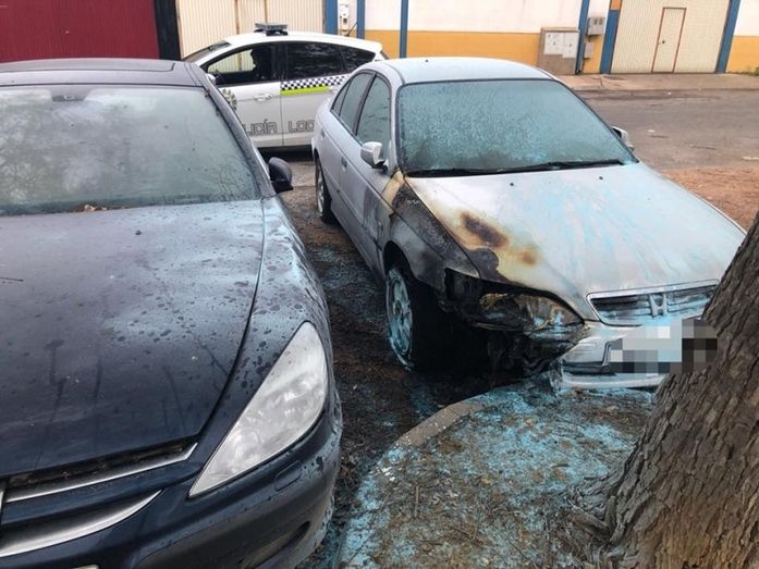 Incendian de manera intencionada un vehículo estacionado en el polígono industrial El Prado de Lepe