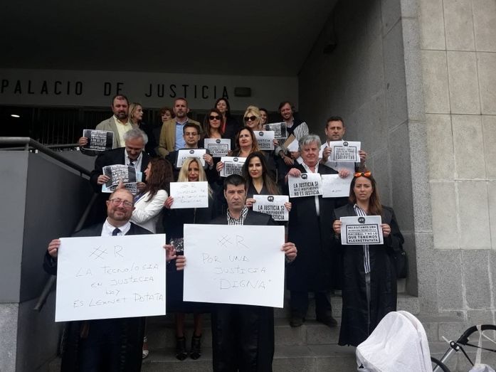 Abogados se concentran en apoyo a la huelga de los jueces y fiscales