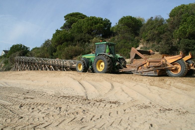 Los trabajos de redistribución de arena en la playa de Nuevo Portil arrancarán la semana que viene