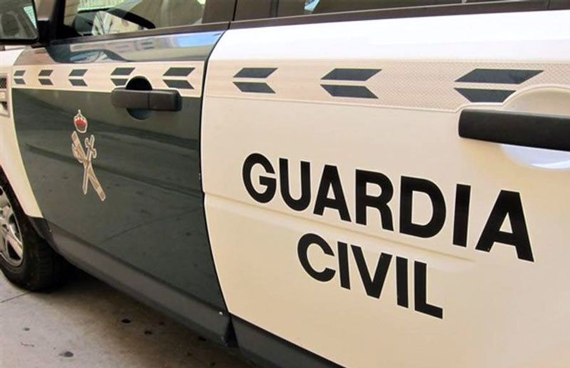 Guardias civiles salvan la vida a un hombre hallado inconsciente en el interior de su vehículo