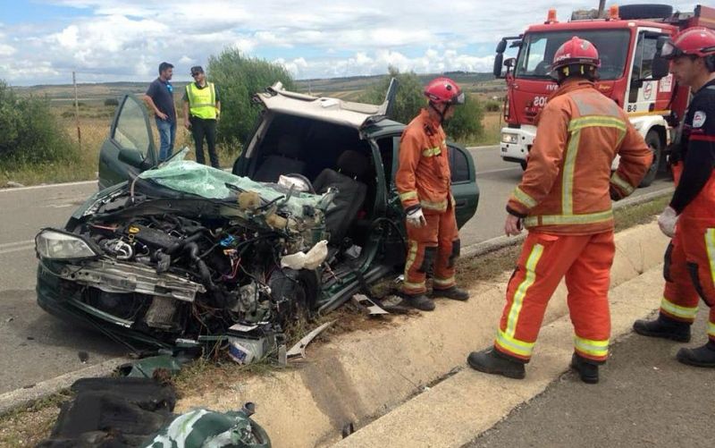 Tres heridos tras una colisión frontal entre un turismo y un camión de ganado en Niebla