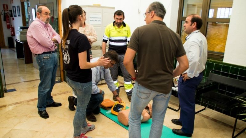 Aguas de Huelva renueva la formación de sus empleados en el manejo de desfibriladores