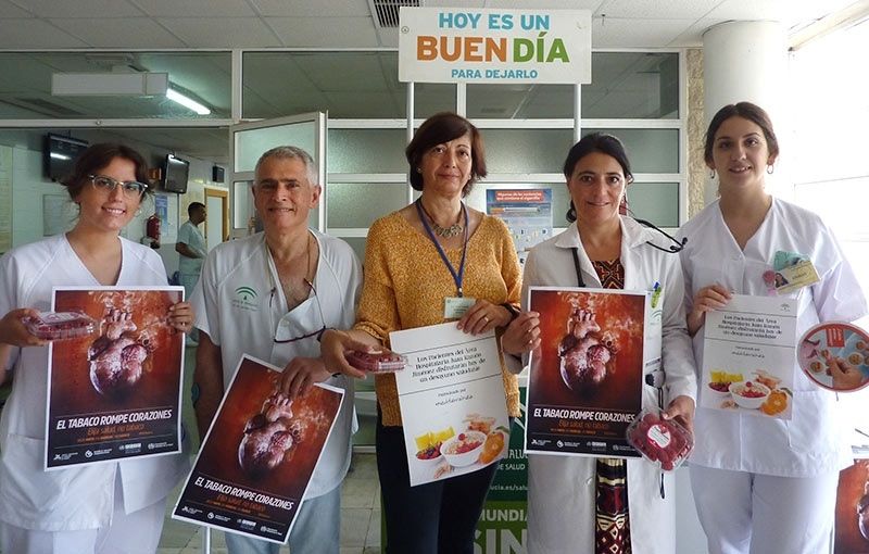 El Juan Ramón Jiménez sensibiliza a los onubenses para dejar de fumar en el Día Mundial sin Tabaco