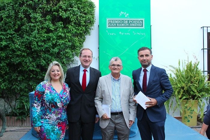Antonio Arroyo Silva recibe el XXXVIII Premio Juan Ramón Jiménez por su poemario 'Las horas muertas'