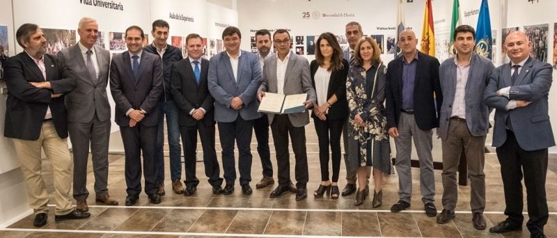 Instituciones y agentes sociales firman un pacto para la llegada del AVE a Huelva
