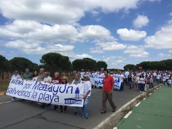 Los vecinos de Mazagón vuelven a echarse a la calle 'ante el abandono y dejadez de las administraciones con nuestras playas'