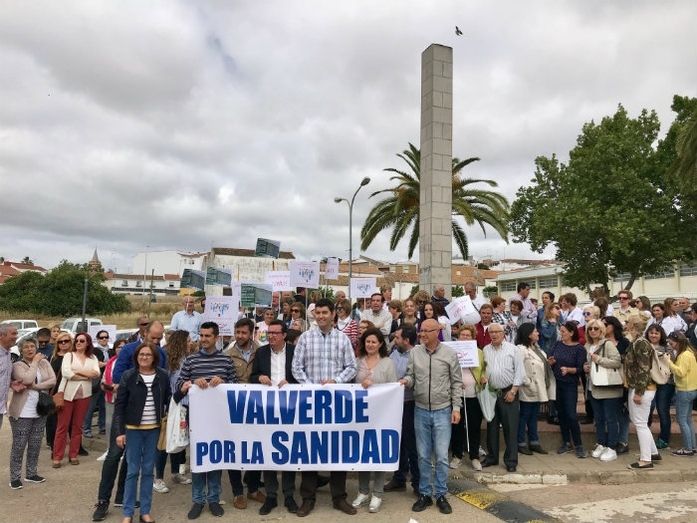 Cientos de valverdeños se echan a la calle para reclamar a la Junta mejoras en la sanidad