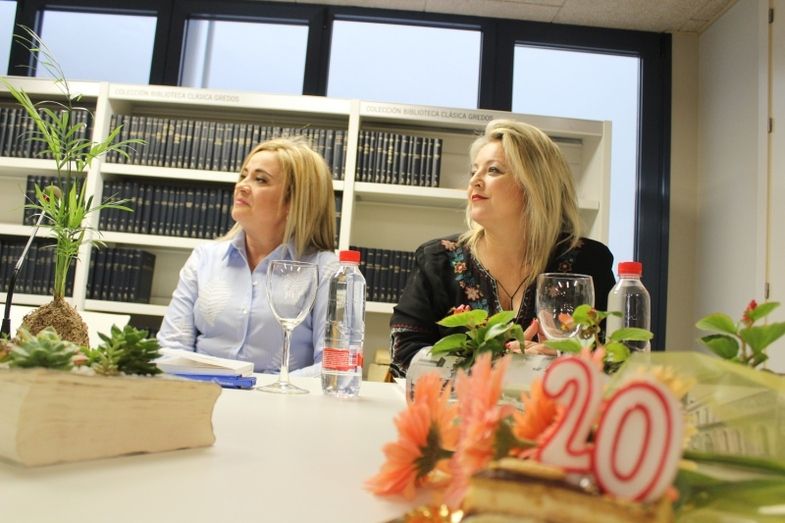 Diputación presenta el libro 'Gerberas para una Reina', cuya recaudación se destinará a la lucha contra el cáncer