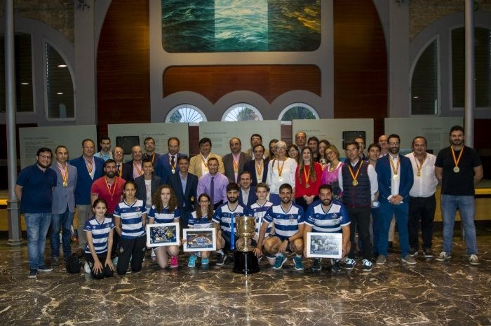El Recreativo IES La Orden premia a sus patrocinadores con la medalla de campeones