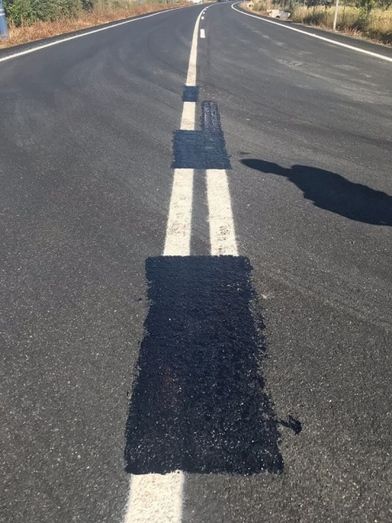 Un hombre es sorprendido por la Policía pintando a su antojo la calzada para convertir una línea continua en discontinua