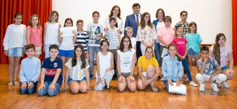 El Ayuntamiento y la Corporación Infantil homenajean a once menores ejemplares de la capital