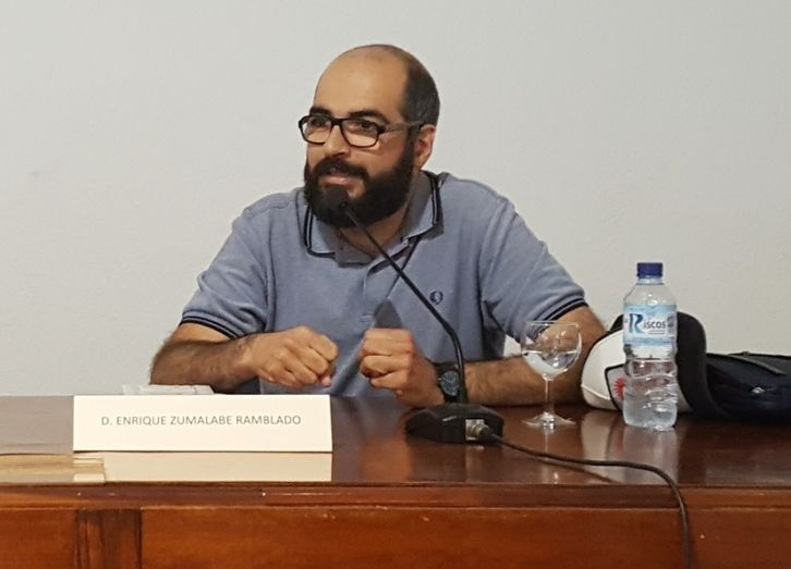 Enrique Zumalabe presentó en la casa natal de Juan Ramón Jiménez su poemario “La lluvia o la mañana”