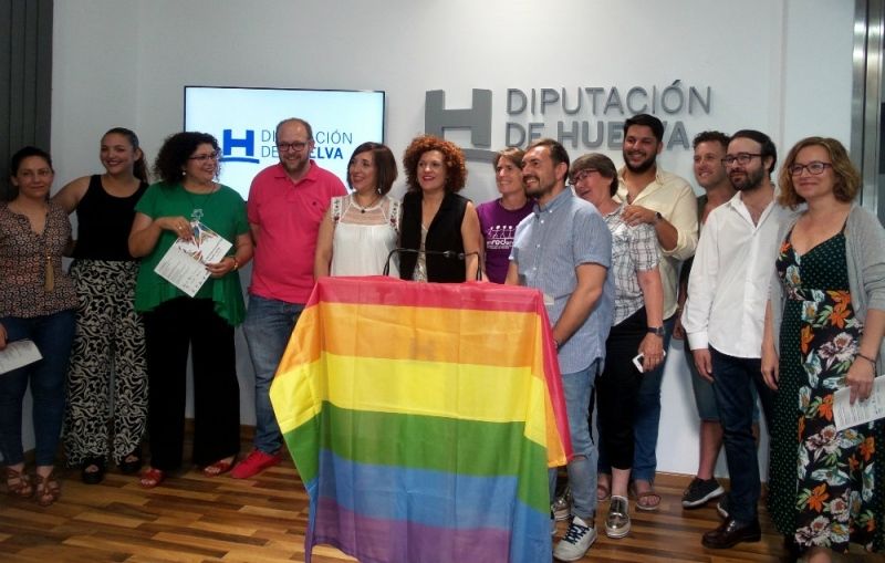 El Ayuntamiento, edificios de la UHU o el IAJ izarán esta semana la bandera LGTBI