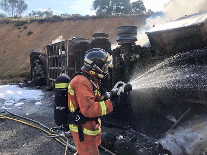 Cortada la A-66 a la altura de Santa Olalla del Cala tras salir ardiendo un camión que transportaba sandías y que ha volcado en el arcén