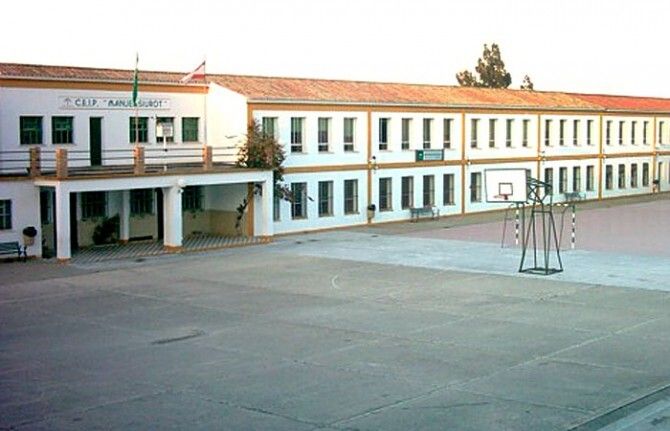 Los niños del Colegio Manuel Siurot deben llevar el papel higiénico de casa por la crisis