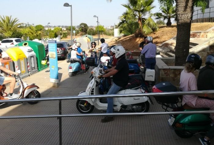 Recordando 'La vuelta al mundo en 79 días en vespa' en Corrales