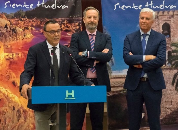 El sector turístico firma el Pacto Social para la llegada del AVE y reclama el aeropuerto