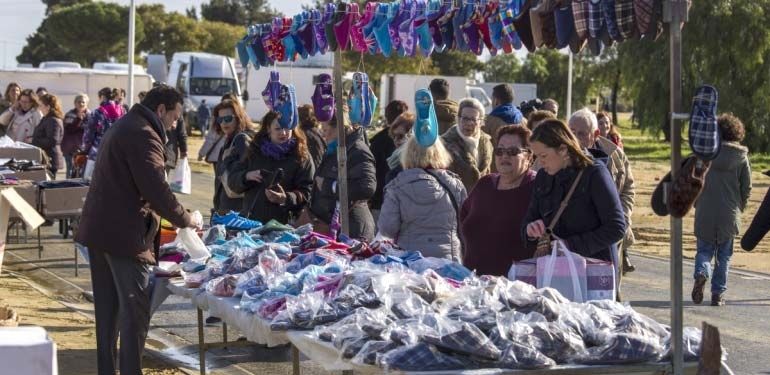 Los vendedores del mercadillo pedirán al Ayuntamiento un cambio de ubicación y reducción de las tasas