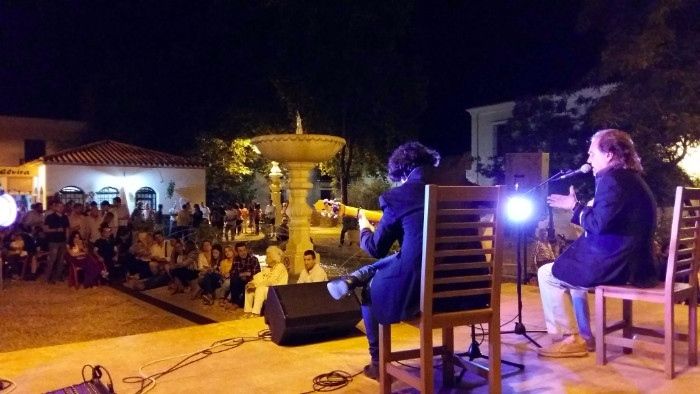 Aracena vive su centro con moda, restauración y música