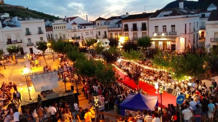 Aracena vive su centro con moda, restauración y música