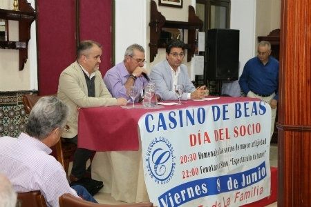 El Casino de Beas homenajea a sus socios con más de 70 años de antigüedad