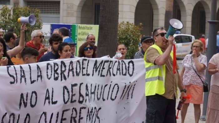 Los comerciales del Mercado de San Sebastián consiguen que el Ayuntamiento entre en razón y suspenda su desalojo