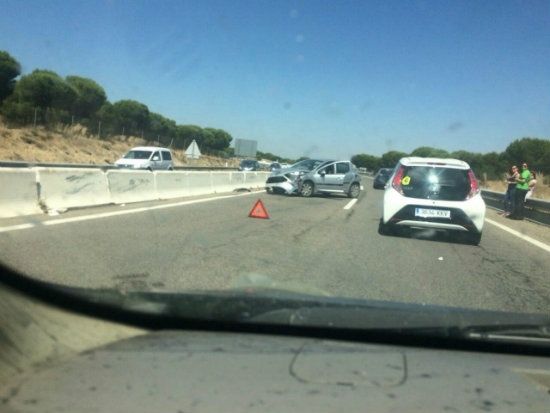 Un herido leve y varios minutos de retenciones en una salida de vía de un turismo antes de entrar en el puente del Odiel