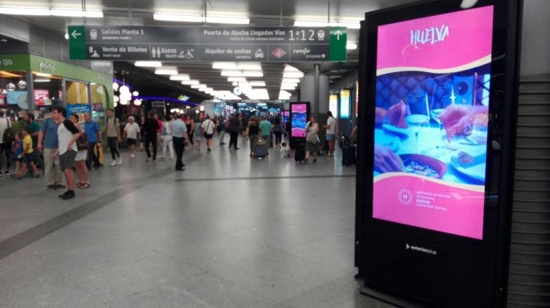 Huelva se promociona ante los miles de viajeros que pasan por las estaciones de AVE de Atocha y Santa Justa