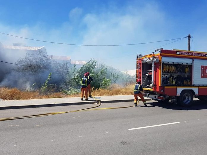Sofocan un incendio en las traseras de las naves del Polígono El Chorrillo de Lepe