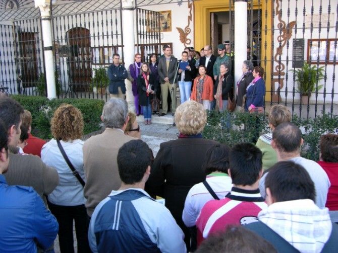 Cientos de moguereños se concentran contra la violencia machista