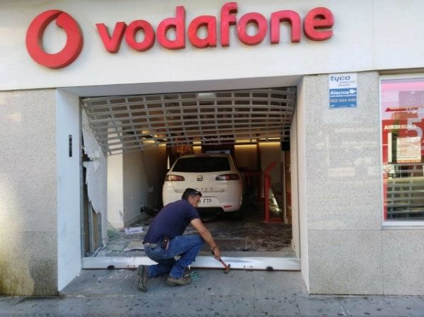 Destrozan la fachada de la tienda de Vodafone de Federico Molina en un nuevo episodio de alunizaje