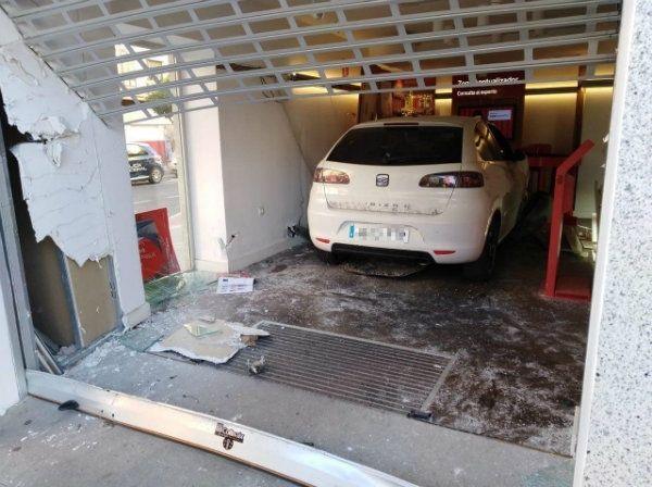 Destrozan la fachada de la tienda de Vodafone de Federico Molina en un nuevo episodio de alunizaje