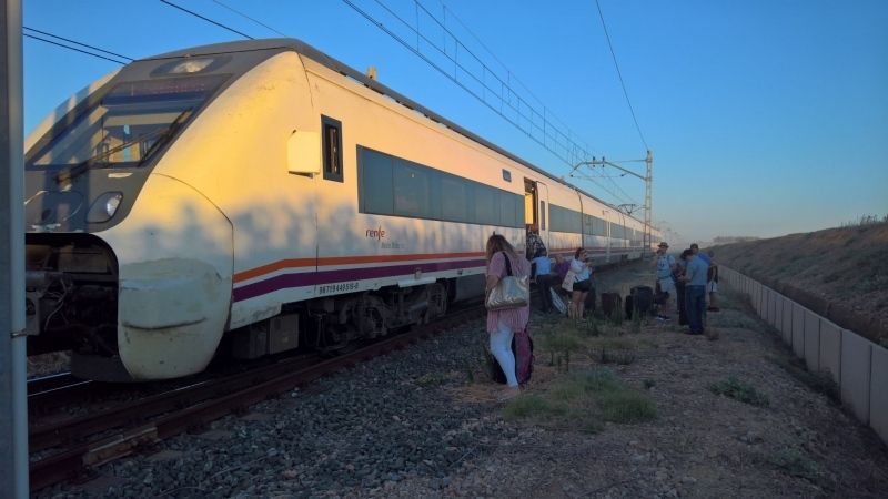 Trasladan en autobús a los 49 viajeros del tren Huelva-Sevilla tras descarrilar en la estación de Escacena