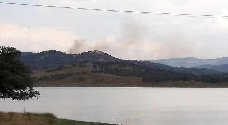 Declarado un incendio forestal junto al pantano de Aracena