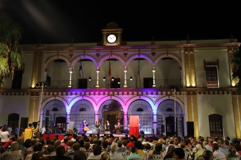 Un gran cartel de Fran Cabeza anuncia ya en Moguer la Velada de Montemayor