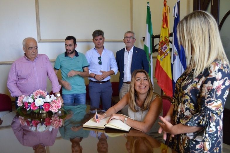 Calurosa bienvenida del pueblo de San Juan a la presidenta de la Junta