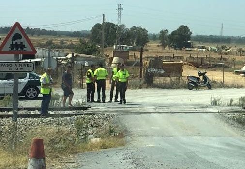 Un tren de mantenimiento arrolla a un turismo en un paso a nivel