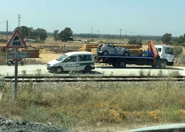 Un tren de mantenimiento arrolla a un turismo en un paso a nivel