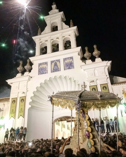 La Virgen del Rocío regresó al alba a su ermita tras ocho horas de procesión extraodinaria