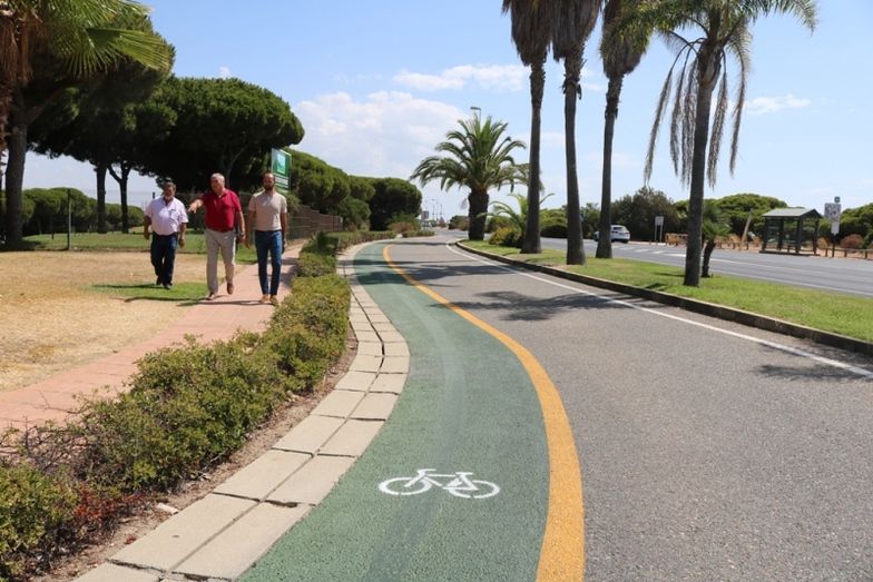 Nuevo tramo de carril bici en la Avenida Cristóbal Colón de Nuevo Portil