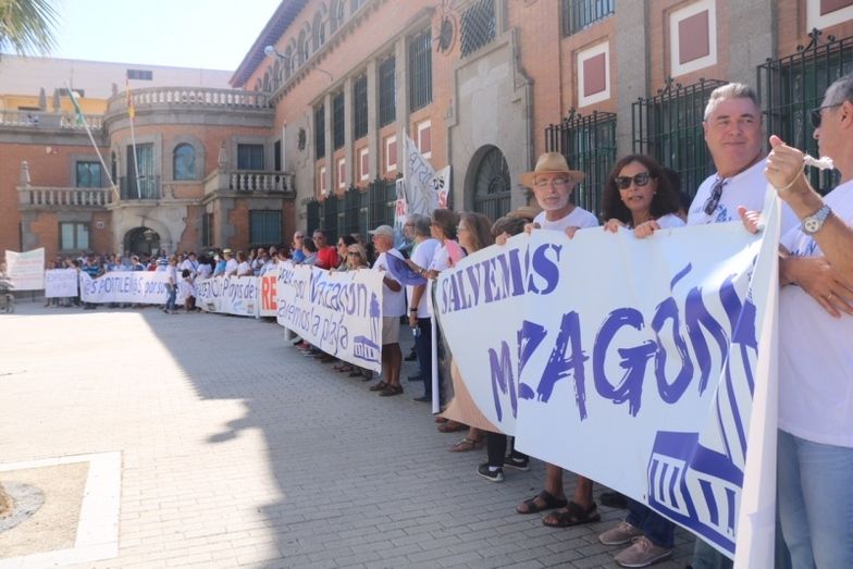 Vecinos de varios municipios costeros se manifiestan en la capital para 'salvar las playas'