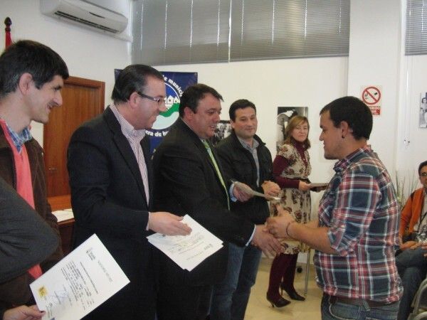 La Junta especializa a 55 personas en energías renovables, mantenimiento, forja y cerámica