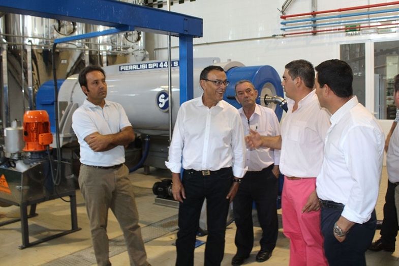 Caraballo destaca el papel de la almazara ecológica de Encinasola como 'dinamizadora de la economía local'