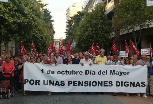 Cientos de personas salen a la calle para exigir pensiones dignas