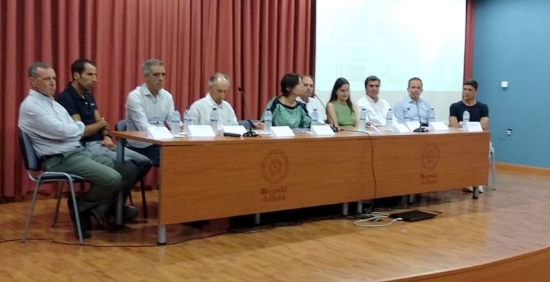 Arquitectos, deportistas y universitarios analizan el estado de las instalaciones deportivas en una mesa redonda