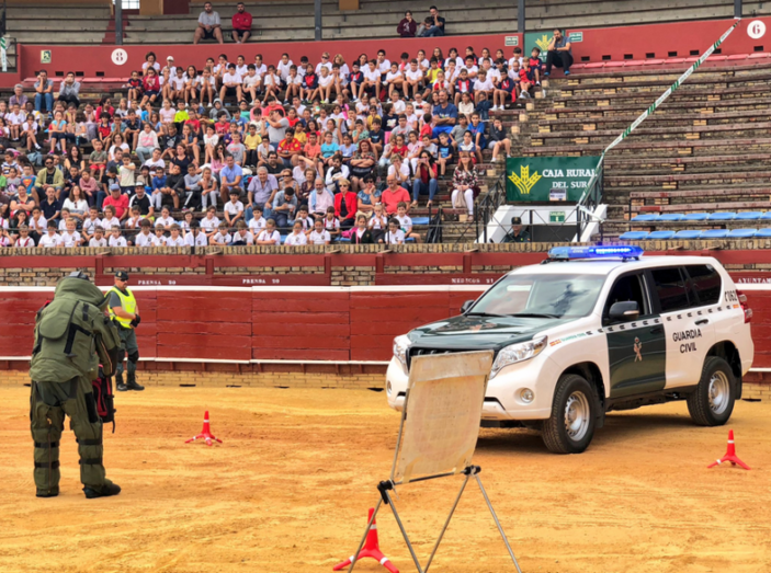 Un millar de escolares conocen de cerca la labor de la Guardia Civil