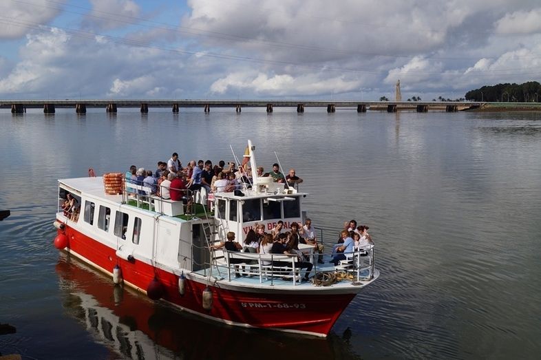 Excepcional ambiente en el Muelle de las Carabelas para celebrar la Hispanidad