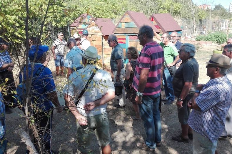 Los hortelanos del Parque Moret reciben casetas de aperos realizadas por presos